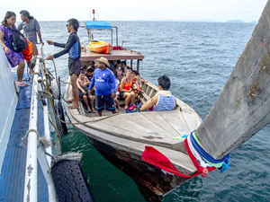 one-day-tour-phi-phi-khai-nok-island-ferry-boat-5