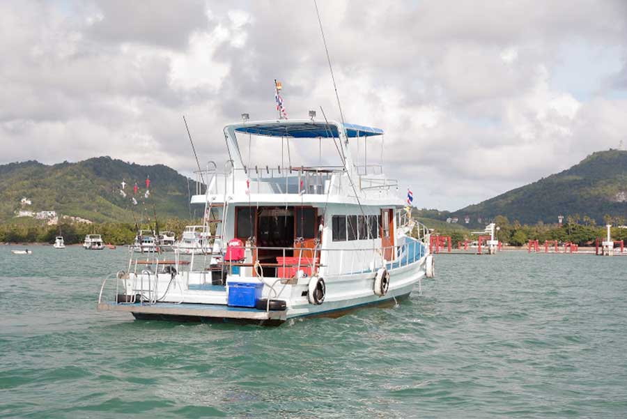 บริการเช่าเรือเหมาลำตกปลา-กลางวัน-กลางคืน-ทรอลิ่ง-สปินนิ่ง-เที่ยวภูเก็ต-ราคาถูก-3