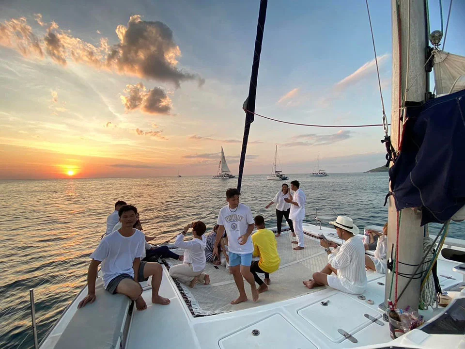 ภูเก็ต-ล่องเรือยอร์-ดินเนอร์-จิบไวน์-ยอร์ชคาตามารัน-2