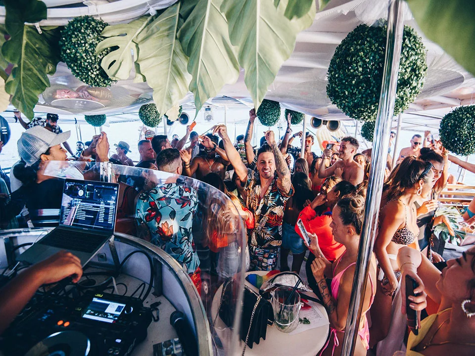 ภูเก็ต-เรือปาร์ตี้-Hype-Luxury-Yacht-Catamaran-8