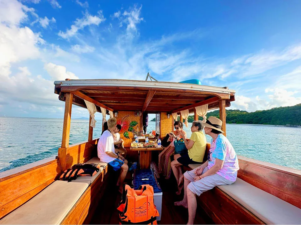 อ่าวฉลอง-เช่าเหมาลำเรือหางยาว-เรือหัวโทง-ภูเก็ต-11