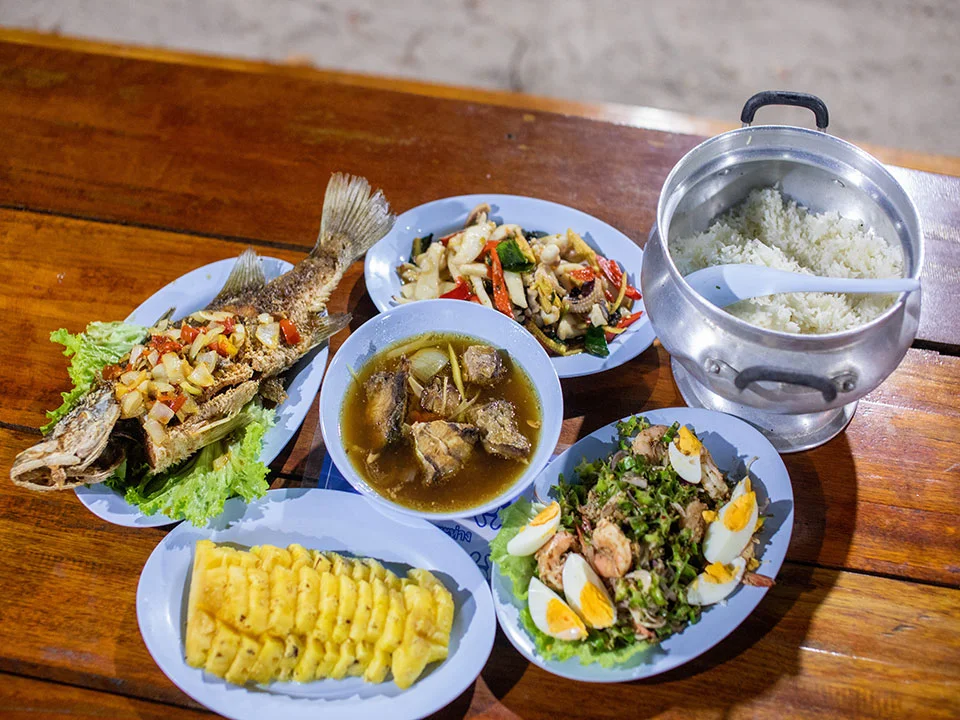 แพคเกจ-นอนกางเต้น-ค้างคืน-หมู่เกาะสุรินทร์-อาหารเย็น-2