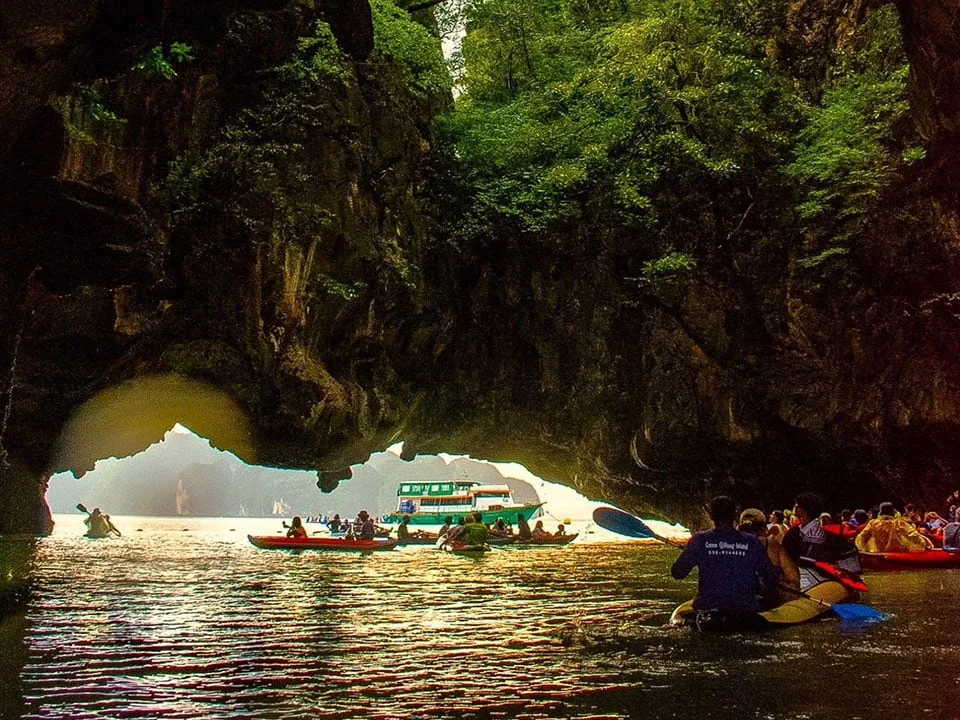 ทัวร์ล่อง-เรือยอร์ชคาตามารัน-สุดหรู-อ่าวพังงา-James-Bond-Island-พายแคนู