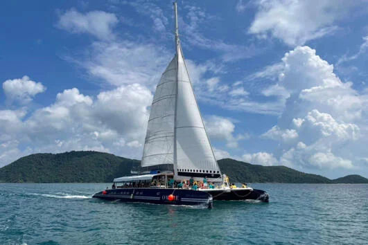 ทัวร์ล่องเรือใบ-เรือยอร์ชคาตามารัน-สุดหรู-อ่าวพังงา-James-Bond-Island-2