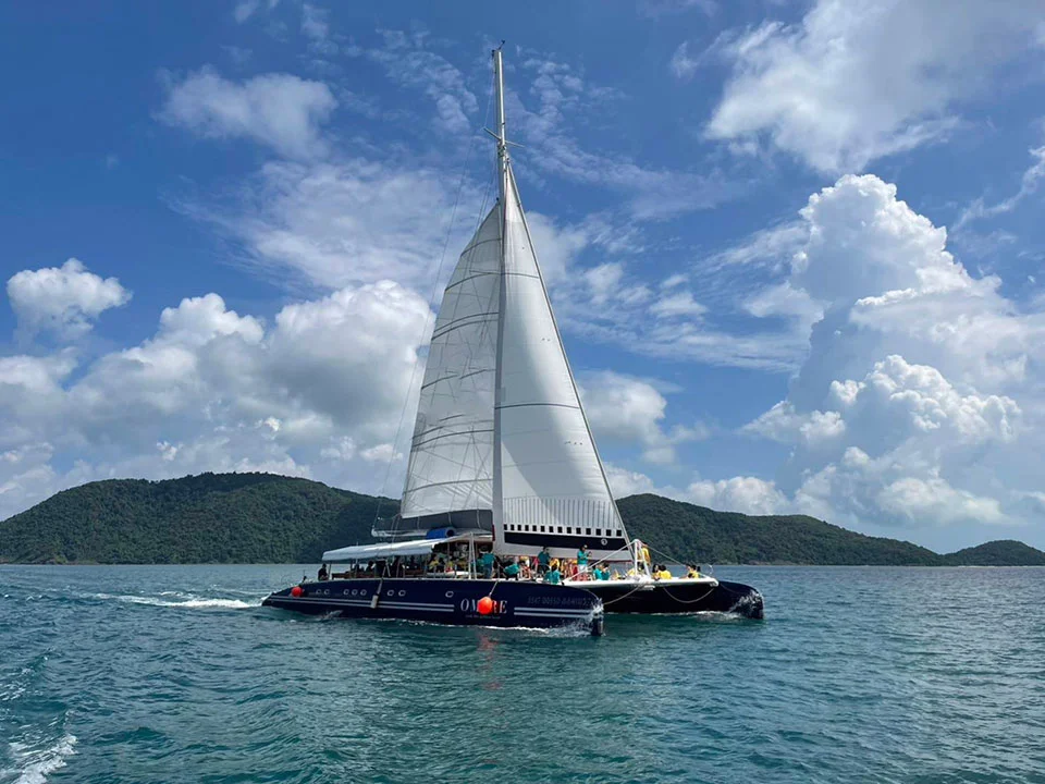 ทัวร์ล่องเรือใบ-เรือยอร์ชคาตามารัน-สุดหรู-อ่าวพังงา-James-Bond-Island-2