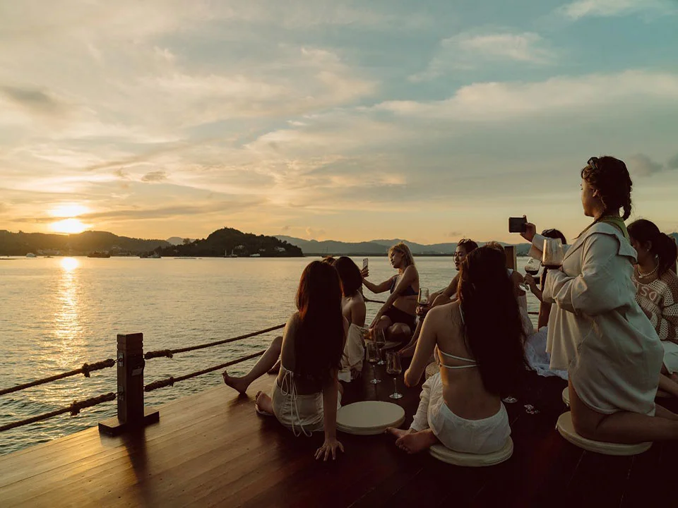 ภูเก็ต-เช่าเหมาลำ-เรือไม้สุดหรู-สไตล์วินเทจ-Lay-Rayan-12
