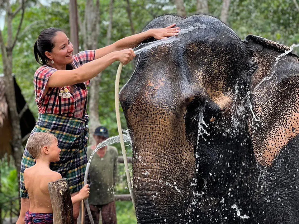 เกาะยาวใหญ่-ทัวร์-ให้อาหาร-อาบน้ำช้าง-Elephant-Care-8