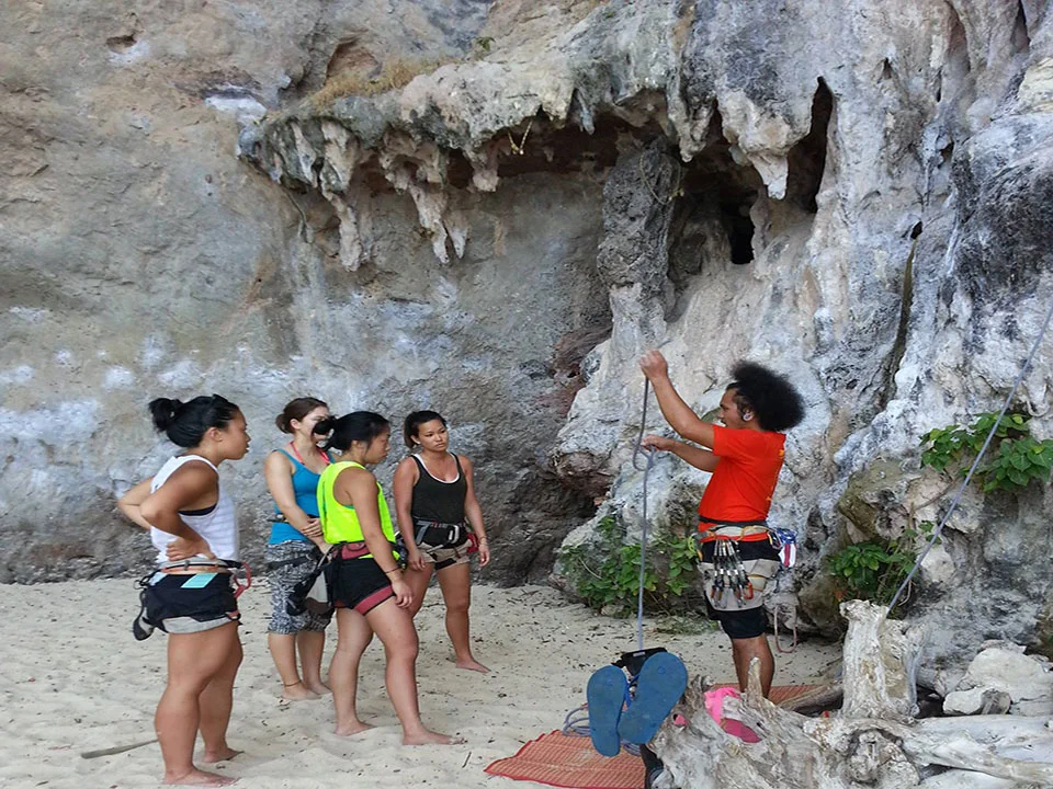 ปีนผา-อ่าวไร่เลย์-ทัวร์ครึ่งวัน-กระบี่-Krabi-Rock-Climbing-13
