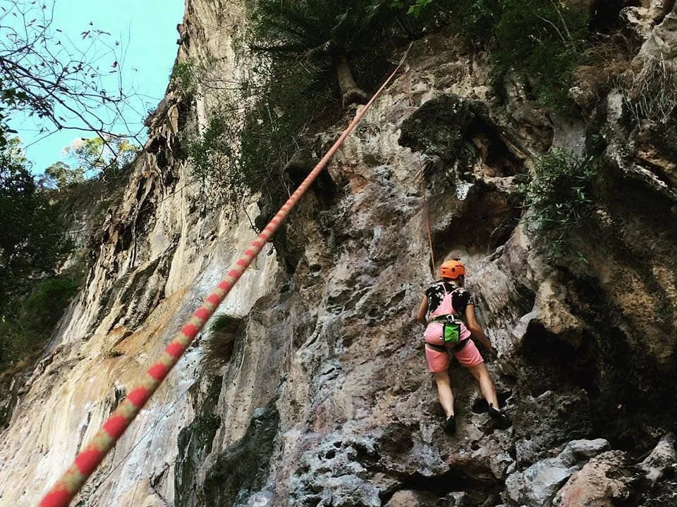 ปีนผา-อ่าวไร่เลย์-ทัวร์ครึ่งวัน-กระบี่-Krabi-Rock-Climbing-6