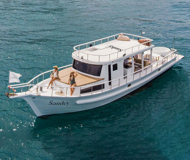 ภูเก็ต-เช่าเหมาลำเรือไม้-สุดหรู-สีขาวสไตล์มินิมอล-กรุ๊ปส่วนตัว-จัดปาร์ตี้-Sandey-11