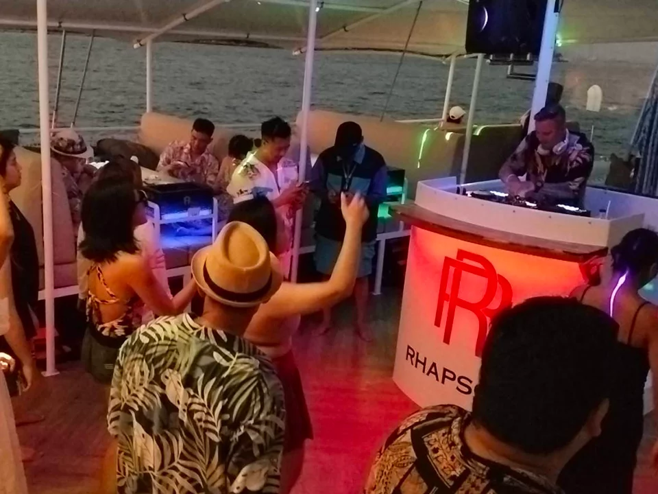ล่องเรือปาร์ตี้โฟม-Rhapsody-DJ-เกาะเฮ-เกาะราชา-เรือยอร์ช-catamaran-10