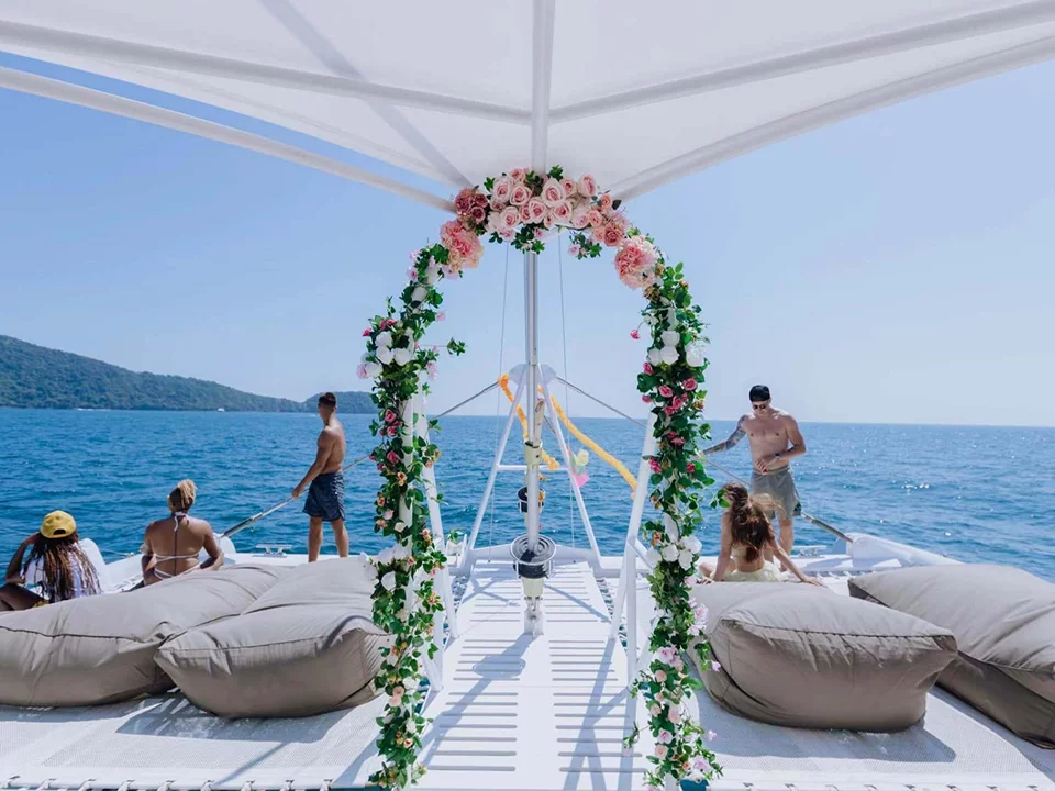 ล่องเรือปาร์ตี้โฟม-Rhapsody-DJ-เกาะเฮ-เกาะราชา-เรือยอร์ช-catamaran-13