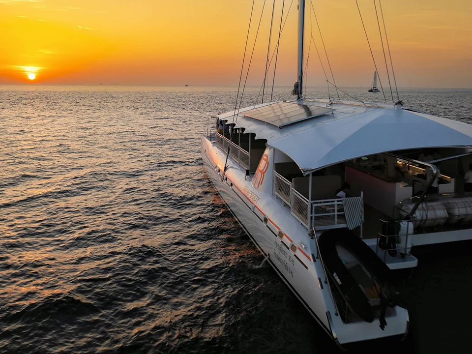 ล่องเรือปาร์ตี้โฟม-Rhapsody-DJ-เกาะเฮ-เกาะราชา-เรือยอร์ช-catamaran-16