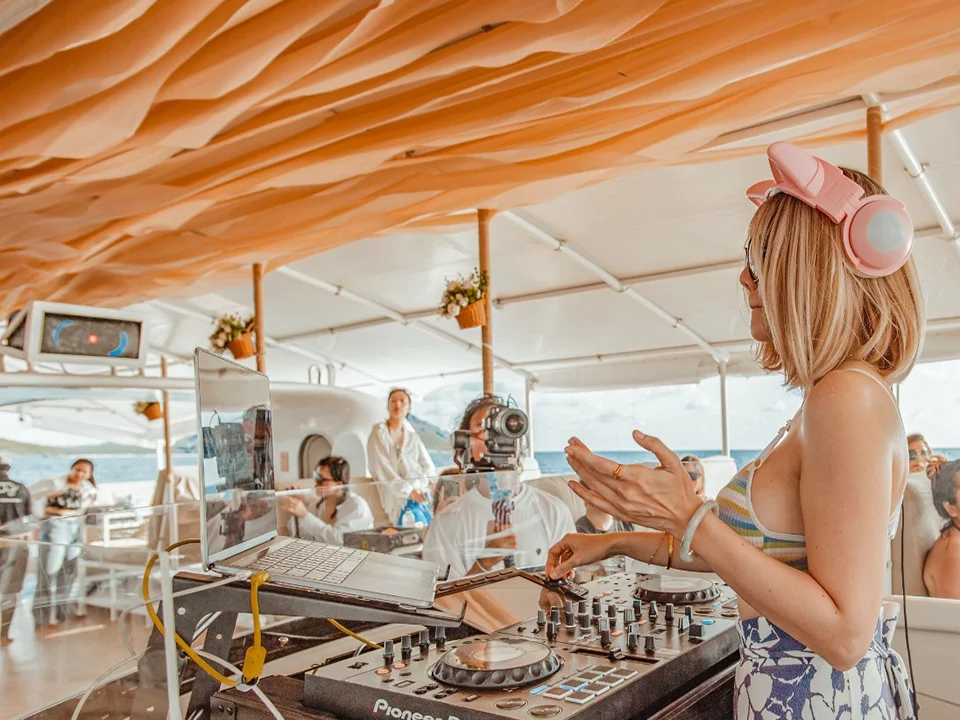 ล่องเรือปาร์ตี้โฟม-Rhapsody-DJ-เกาะเฮ-เกาะราชา-เรือยอร์ช-catamaran-7