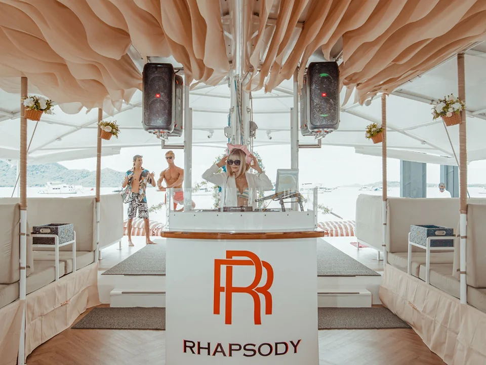 ล่องเรือปาร์ตี้โฟม-Rhapsody-DJ-เกาะเฮ-เกาะราชา-เรือยอร์ช-catamaran-8