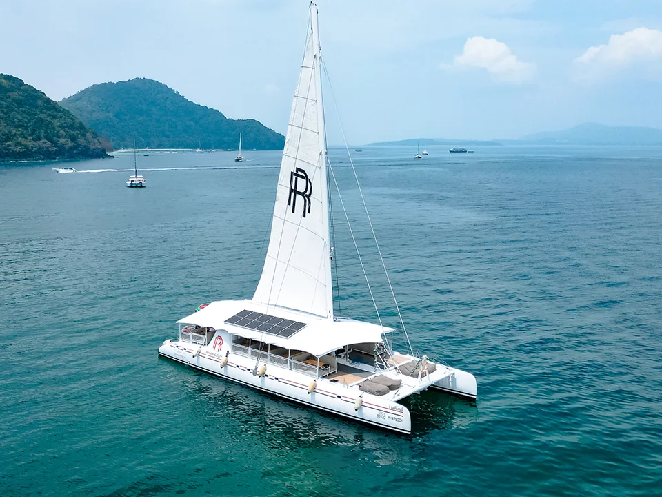 ล่องเรือปาร์ตี้โฟม-Rhapsody-DJ-เกาะเฮ-เกาะราชา-เรือยอร์ช-catamaran