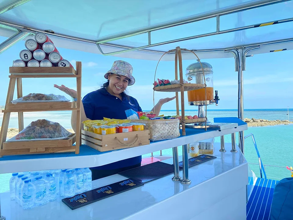 สมุย-ทัวร์ชมโลมา-เกาะหมู-ดำน้ำตื้น-เกาะแตน-โดยเรือ-Catamaran-11