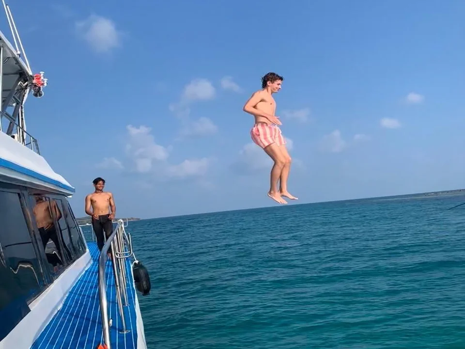 สมุย-ทัวร์ชมโลมา-เกาะหมู-ดำน้ำตื้น-เกาะแตน-โดยเรือ-Catamaran-18