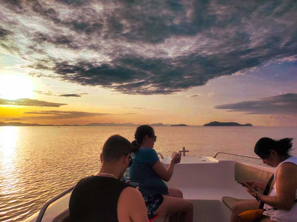ทัวร์พรีเมี่ยม-Early-Bird-เกาะพีพี-อ่าวมาหยา-เกาะไผ่-เรือเร็ว-Speedboat-11