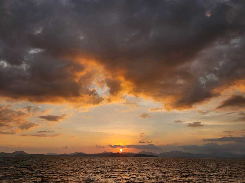 ทัวร์รอบสาย-เกาะพีพี-เกาะไม้ท่อน-ซันเซ็ท-Speed-Catamaran-5