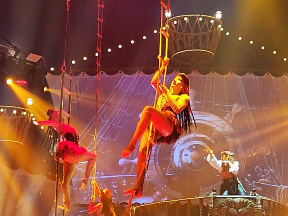 บัตรเข้าชมโชว์-กายกรรม-ภูเก็ต-Aqua-Circus-Phuket-7
