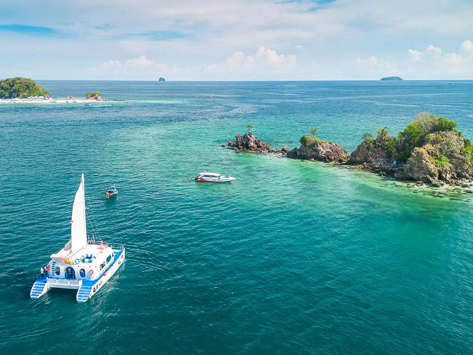 ทัวร์รอบเช้า-เกาะไม้ท่อน-เกาะไข่-ภูเก็ต-เรือ-Power-Catamaran-2