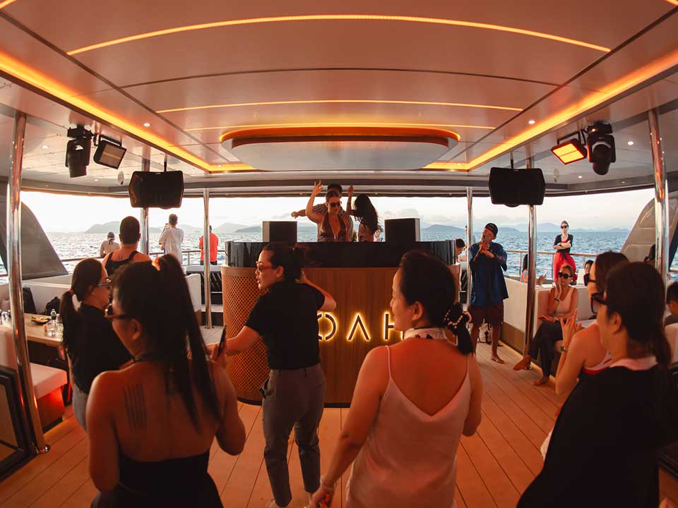 ภูเก็ต-ทัวร์เกาะพีพี-เกาะไม้ท่อน-ซันเซ็ท-luxury-yacht-catamaran-8