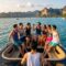 กลุ่มเพื่อนนั่งเรือสปีดโบ๊ทในทริปแพลนเที่ยวภูเก็ต 3 วัน 2 คืน กับวิวอ่าวพังงาสวยงาม